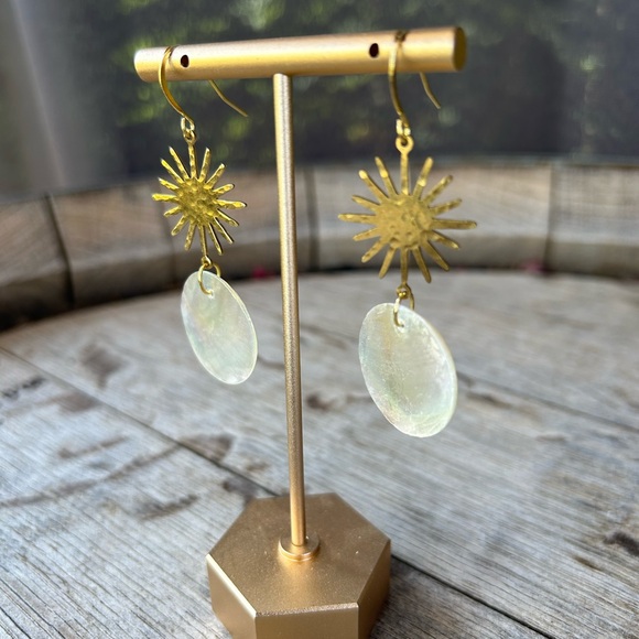 ✨NWT ✨Hammered Brass Sunburst with Iridescent Sea Shell Charm Dangling Ea… - Picture 3 of 5